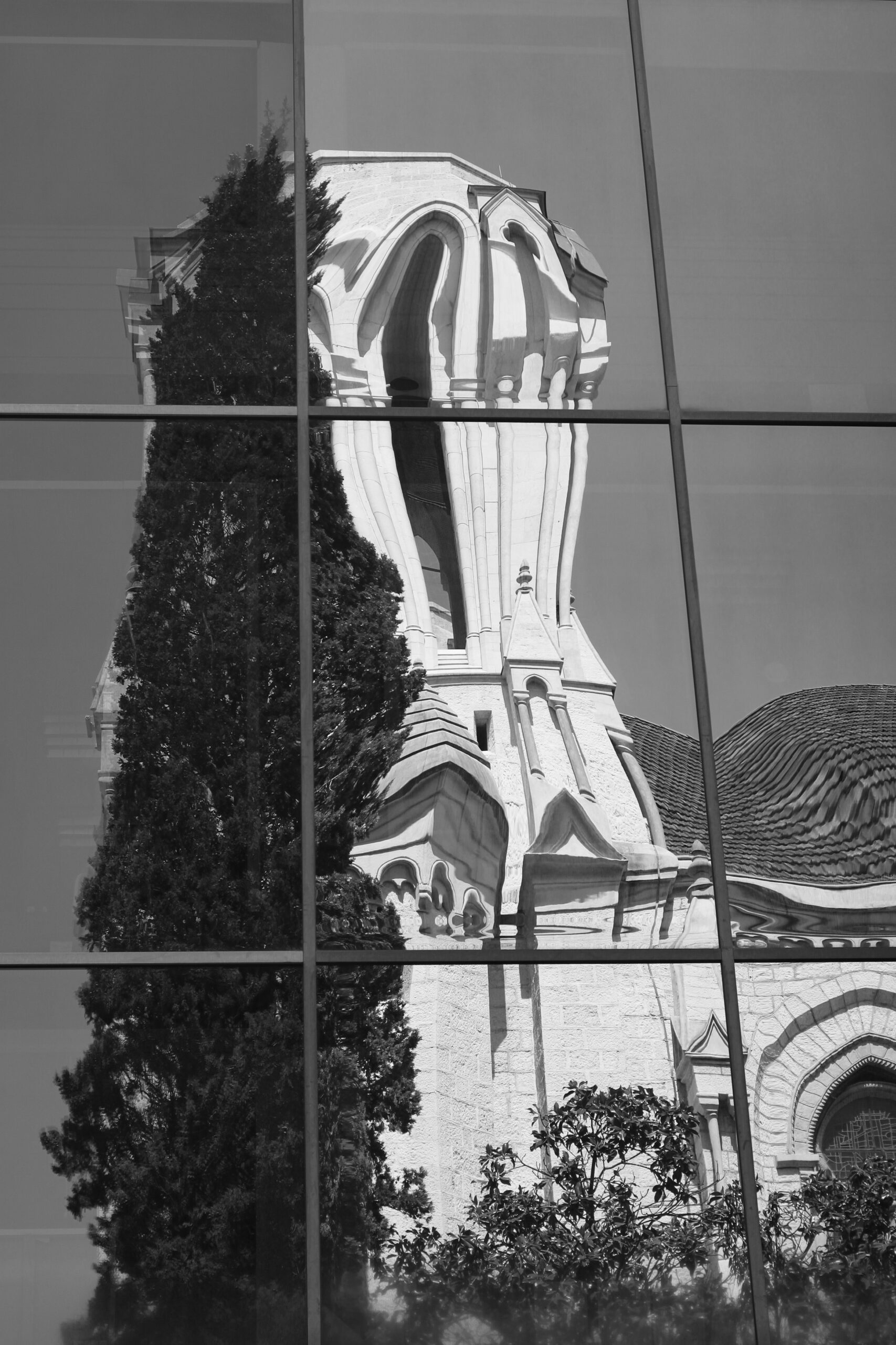 Nizza, Spiegelung einer Kirche 2018 SW © Ann-Kristin Iwersen, Nizza, Spiegelung einer Kirche 2018