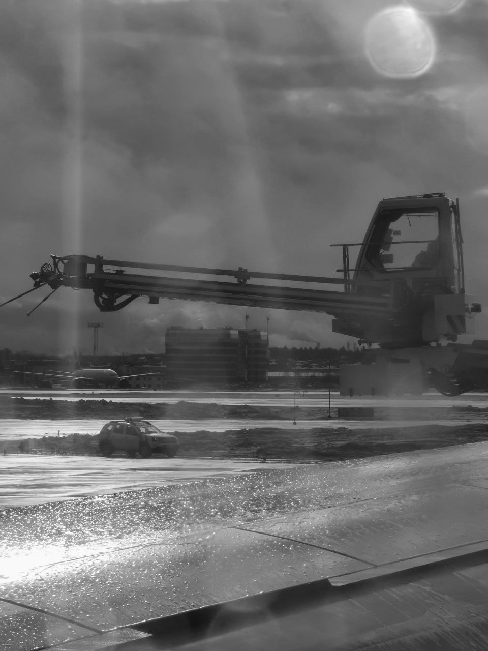 Deicing a plane in Moscow Deicing a plane in Moscow